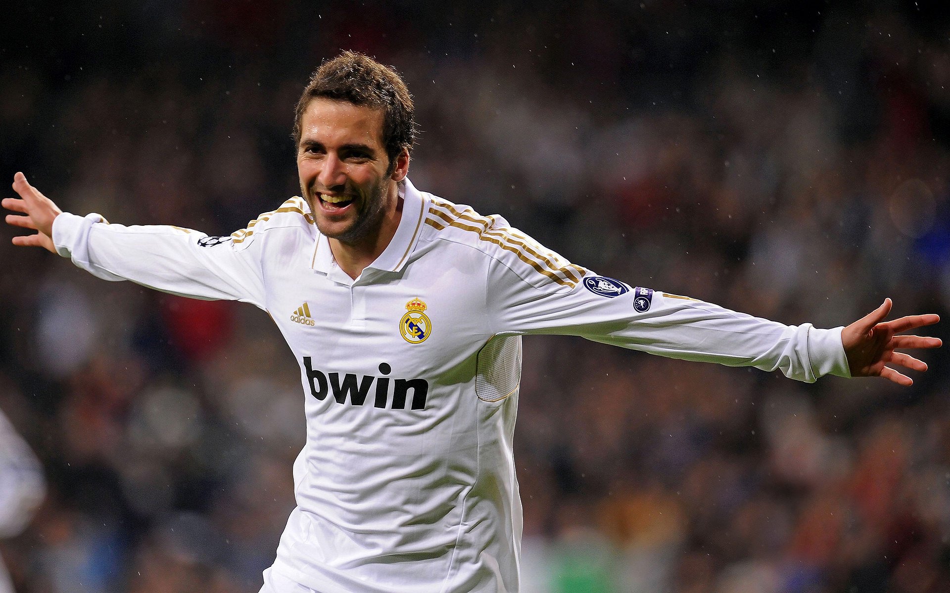 卡迪夫城边路突破频繁，蓝鸟军团全力进攻，卡迪夫蓝调风格是什么车